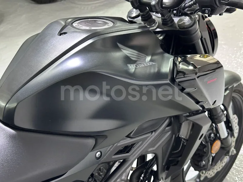 Honda CB125R - Vista 16