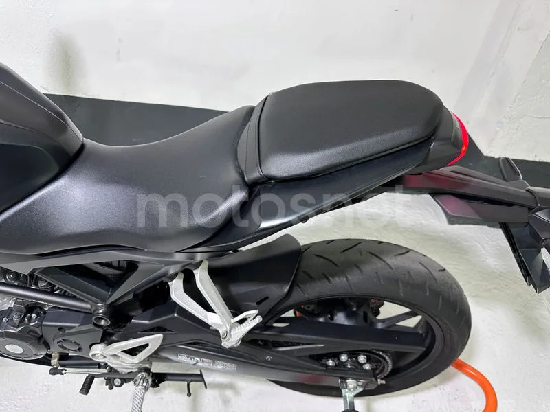 Honda CB125R - Vista 19
