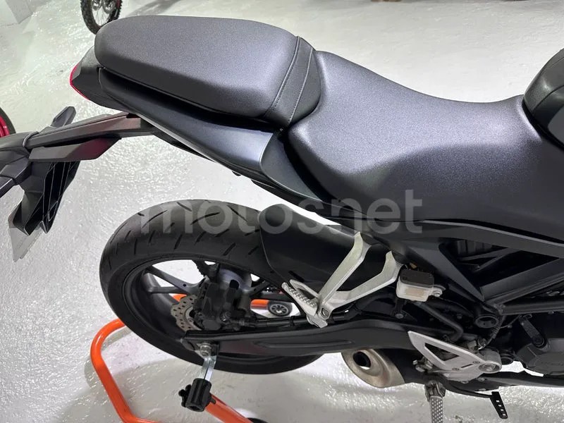 Honda CB125R - Vista 20