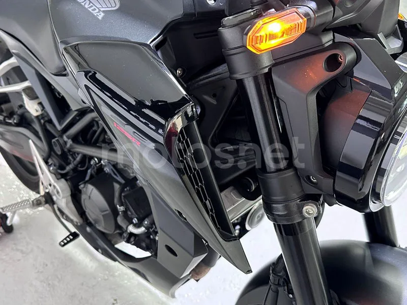 Honda CB125R - Vista 23