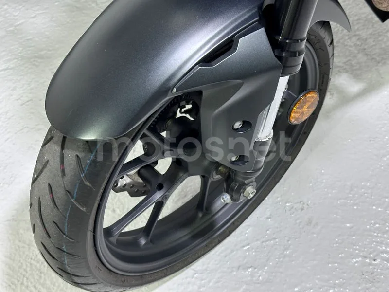 Honda CB125R - Vista 25