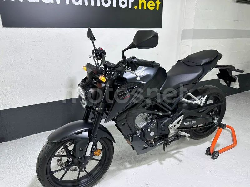 Honda CB125R - Vista 4