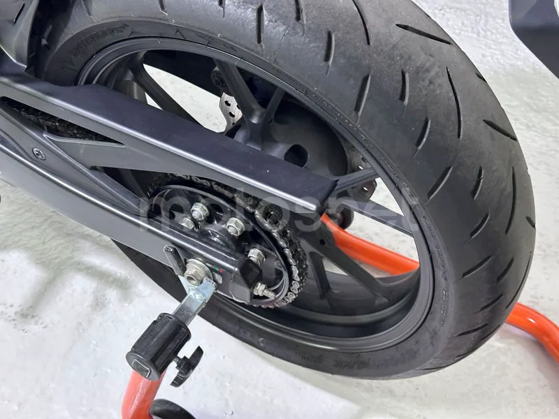 Honda CB125R - Vista 32