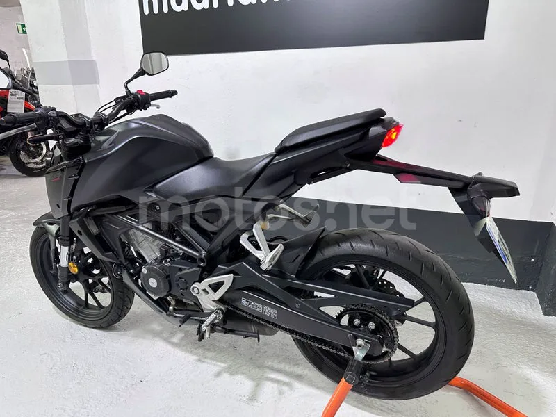Honda CB125R - Vista 6