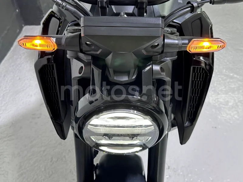 Honda CB125R - Vista 10