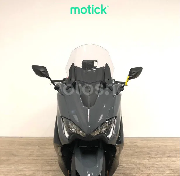 Yamaha TMAX - Vista 9