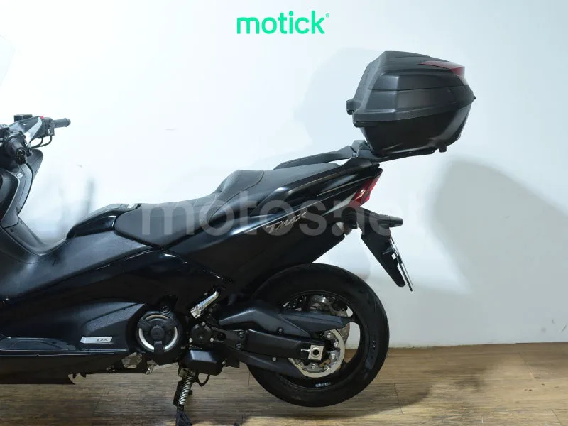Yamaha TMAX - Vista 9
