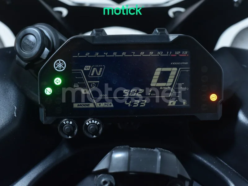 Yamaha Niken - Vista 5