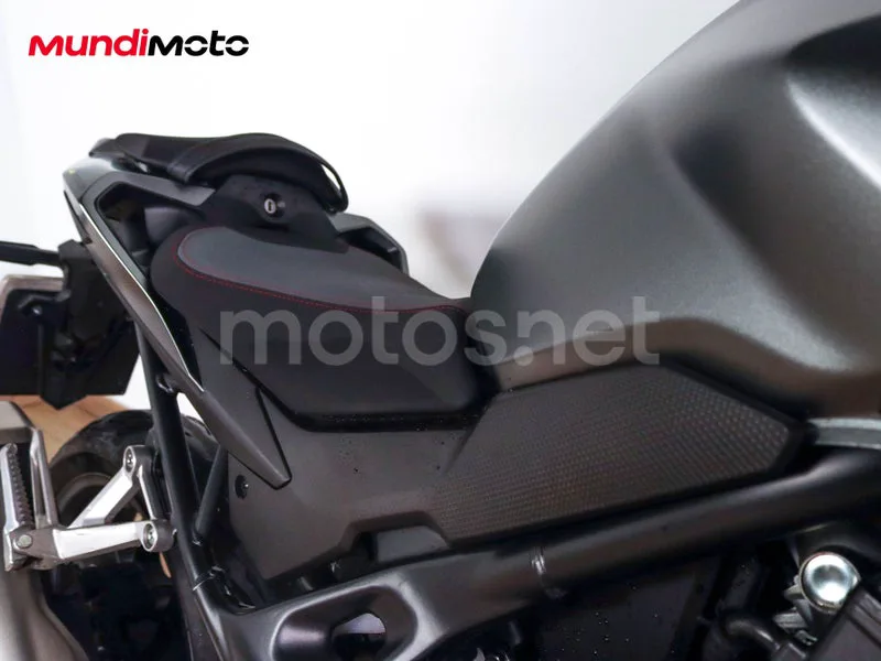 Honda CB750 Hornet - Vista 22