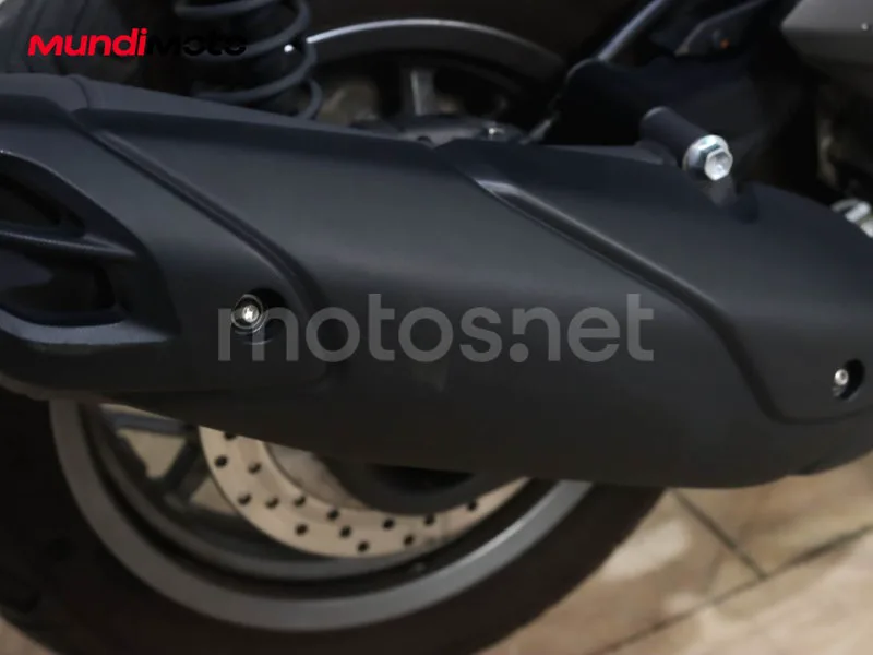 Yamaha TMAX - Vista 17
