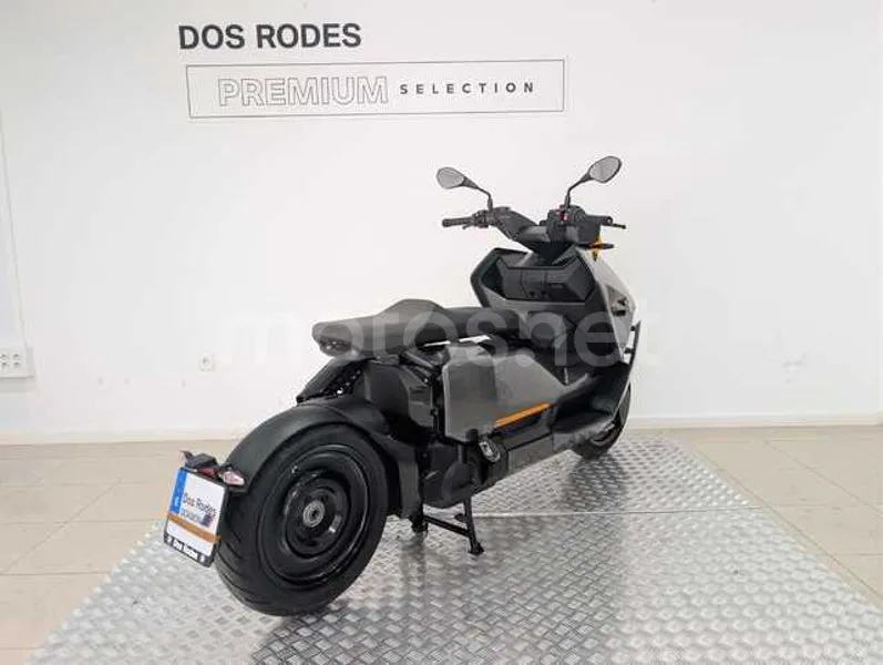 BMW CE 04 - Vista 6
