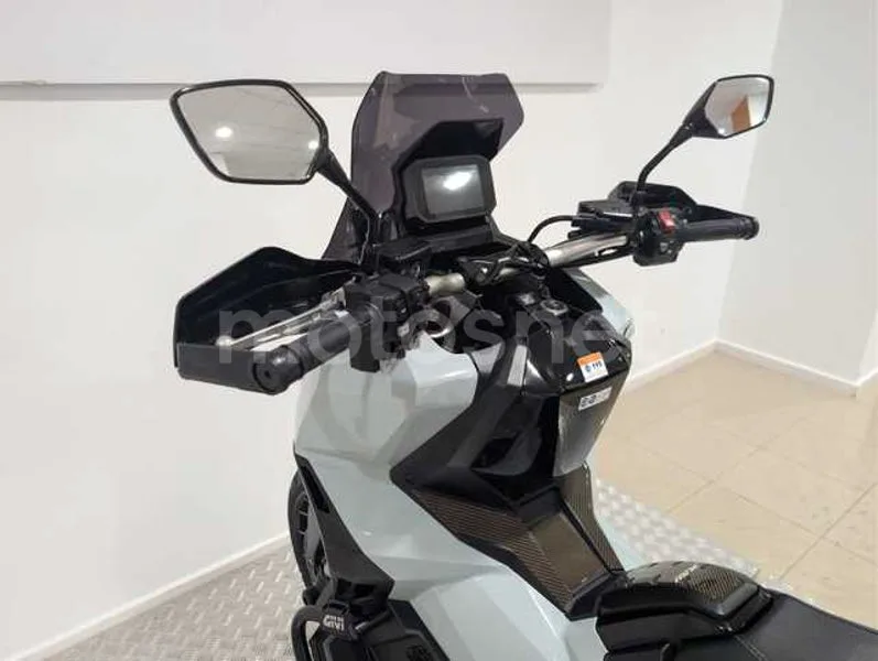 Honda X-ADV - Vista 12