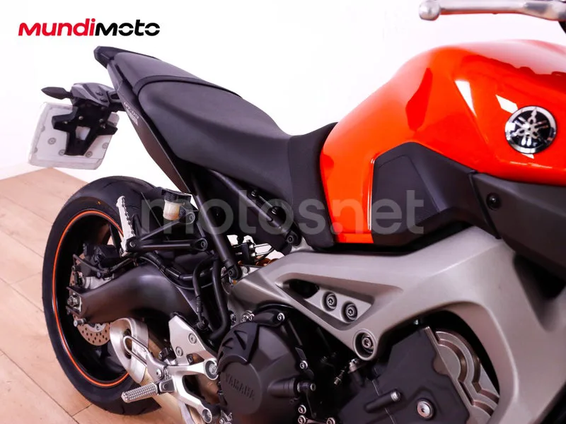 Yamaha MT-09 - Vista 20