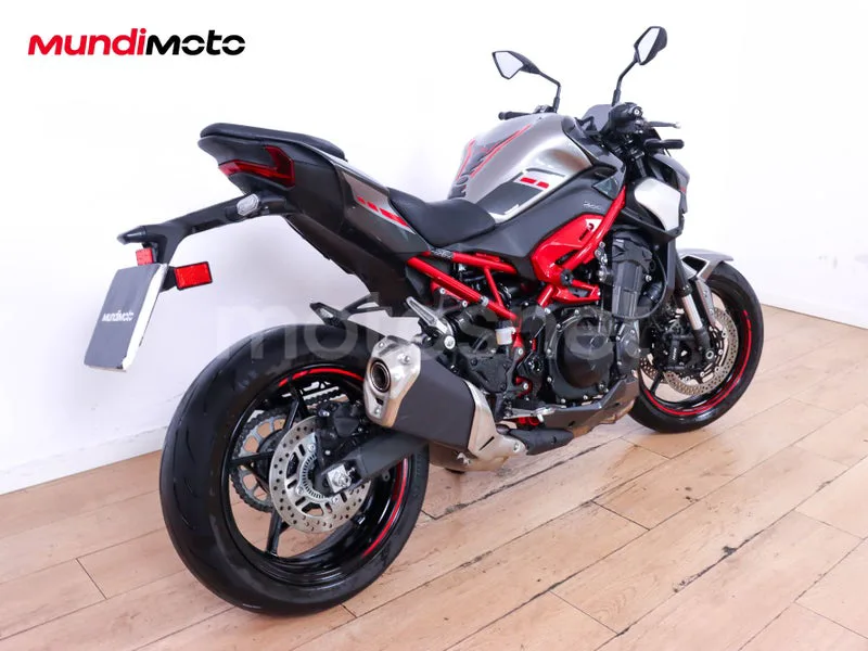 Kawasaki Z900 - Vista 3