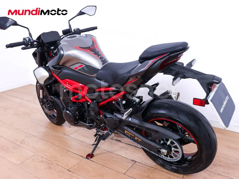 Kawasaki Z900 - Vista 8