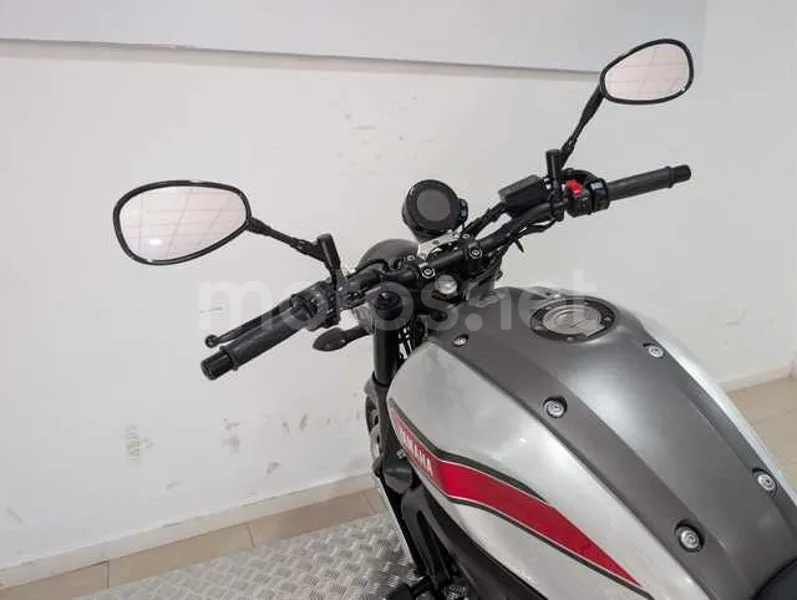 Yamaha XSR700 - Vista 12