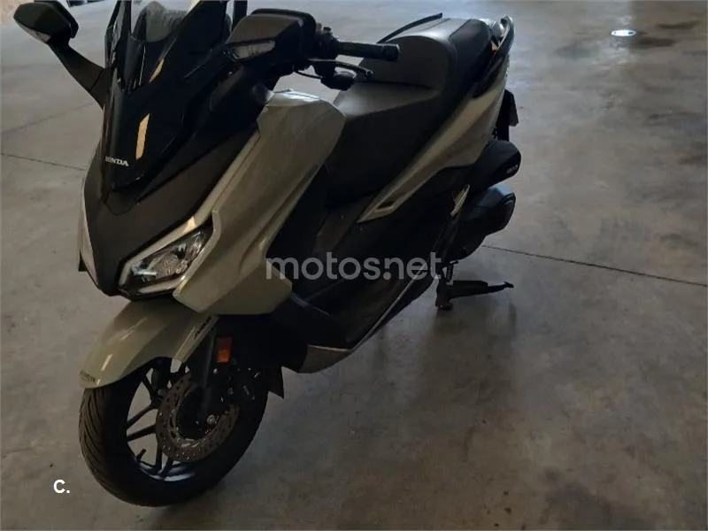 Honda Forza 350 - Vista 3