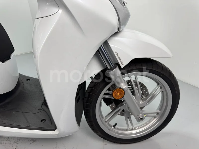 Honda SH300i - Vista 15