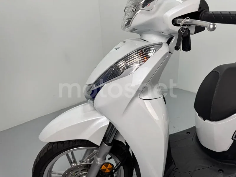 Honda SH300i - Vista 4