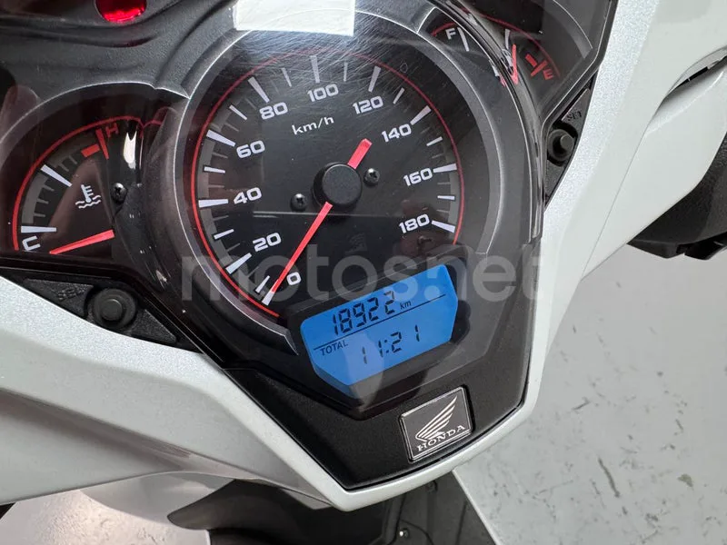 Honda SH300i - Vista 10