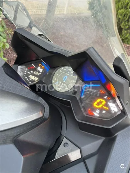 Kymco AK 550 - Vista 5