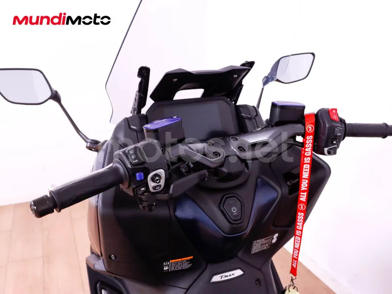 Yamaha TMAX - Vista 11