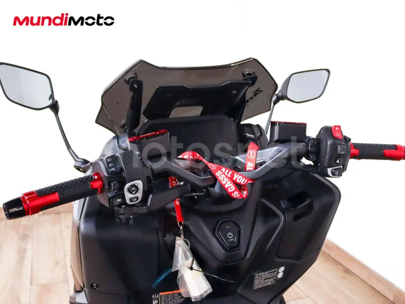 Yamaha TMAX - Vista 11