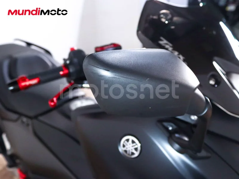Yamaha TMAX - Vista 16