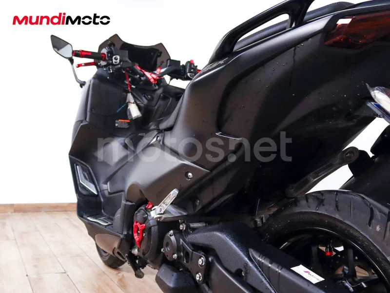Yamaha TMAX - Vista 9