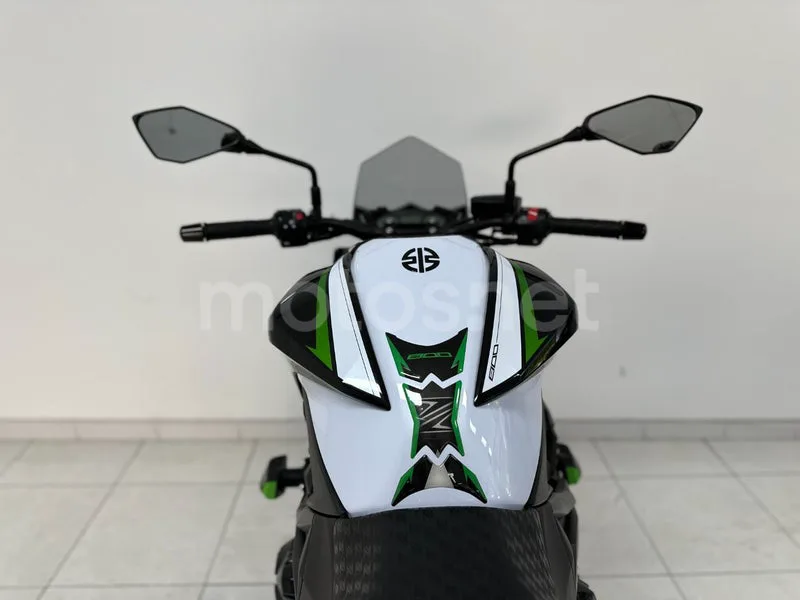 Kawasaki Z800 - Vista 7