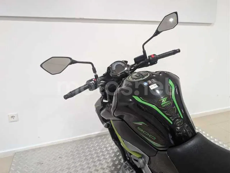 Kawasaki Z900 - Vista 12