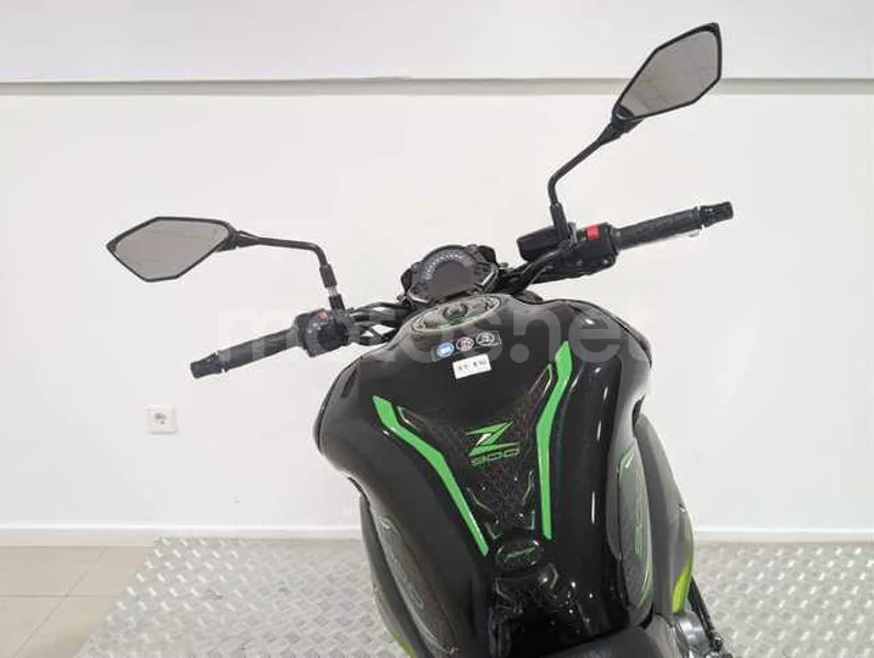 Kawasaki Z900 - Vista 13