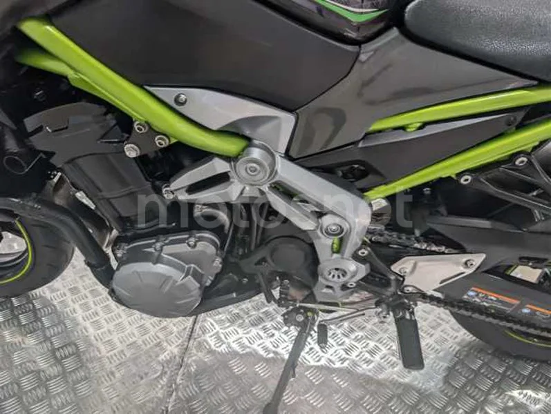 Kawasaki Z900 - Vista 21