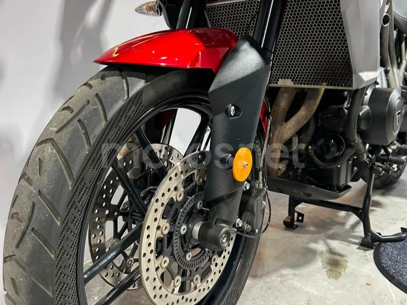 Triumph Tiger 800 XR - Vista 7