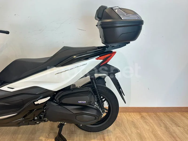 Honda Forza 350 - Vista 3