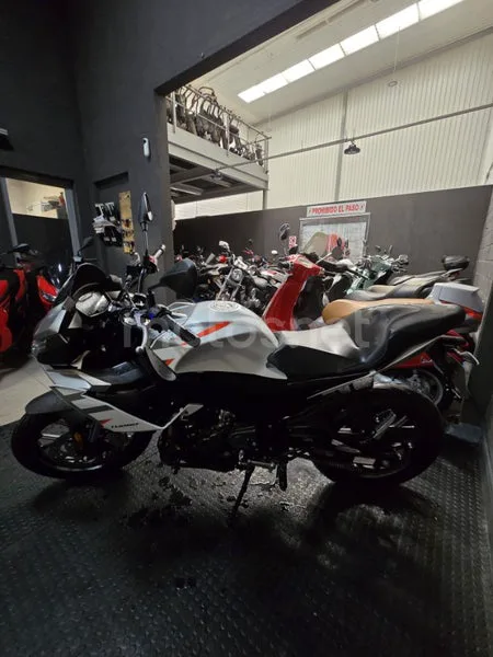 Aprilia Tuono 125 - Vista 8