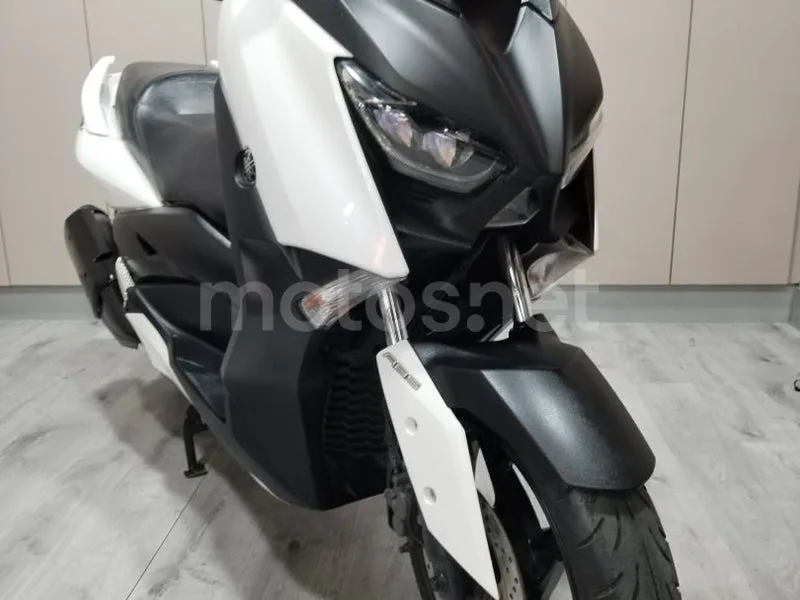Yamaha XMAX 300 - Vista 4