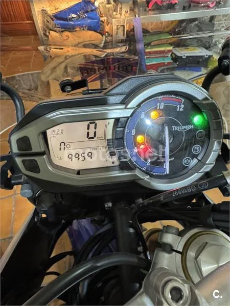 Triumph Tiger 800 - Vista 3