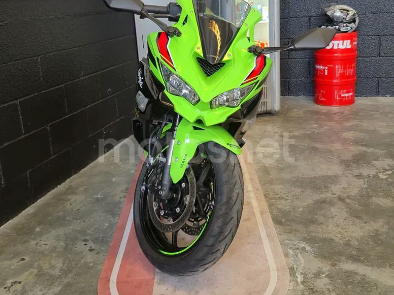 Kawasaki Ninja ZX-4RR - Vista 3