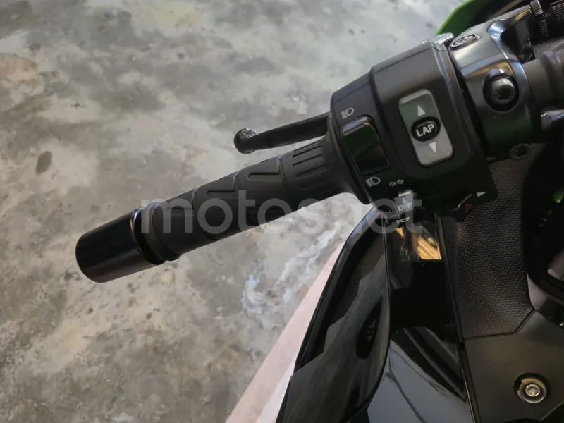 Kawasaki Ninja ZX-4RR - Vista 8