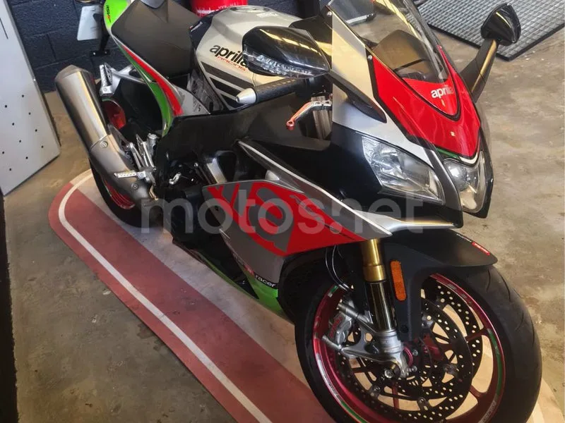 Aprilia RSV4 RF - Vista 4