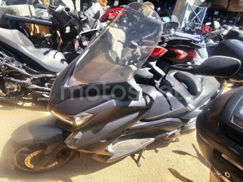 Yamaha XMAX 400 - Vista 4