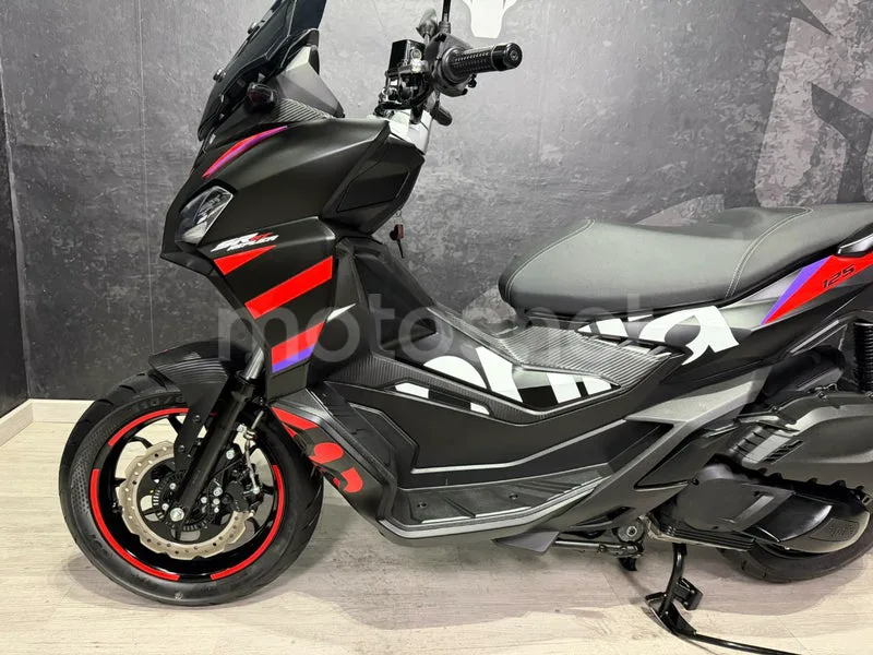 Aprilia SR GT 125 - Vista 11