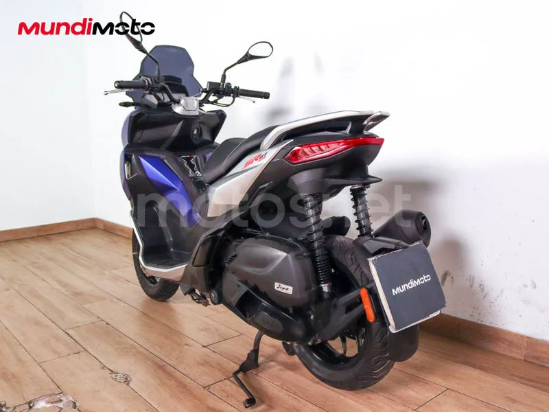 Aprilia SR GT 125 - Vista 8