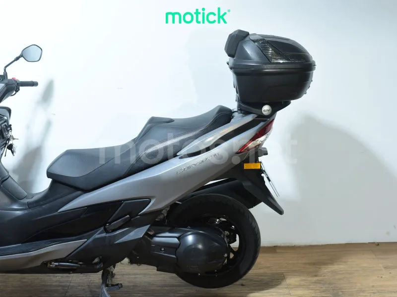 Suzuki Burgman 400 - Vista 9