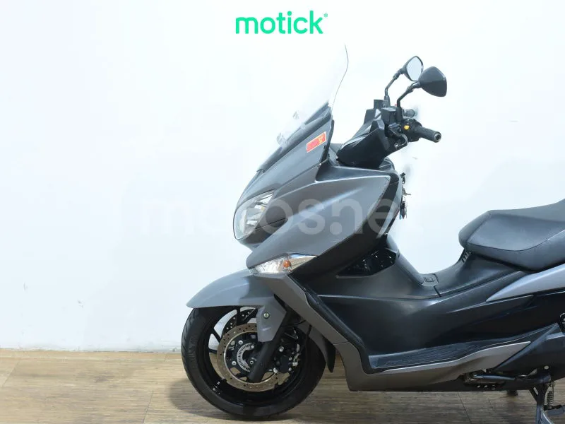 Suzuki Burgman 400 - Vista 8