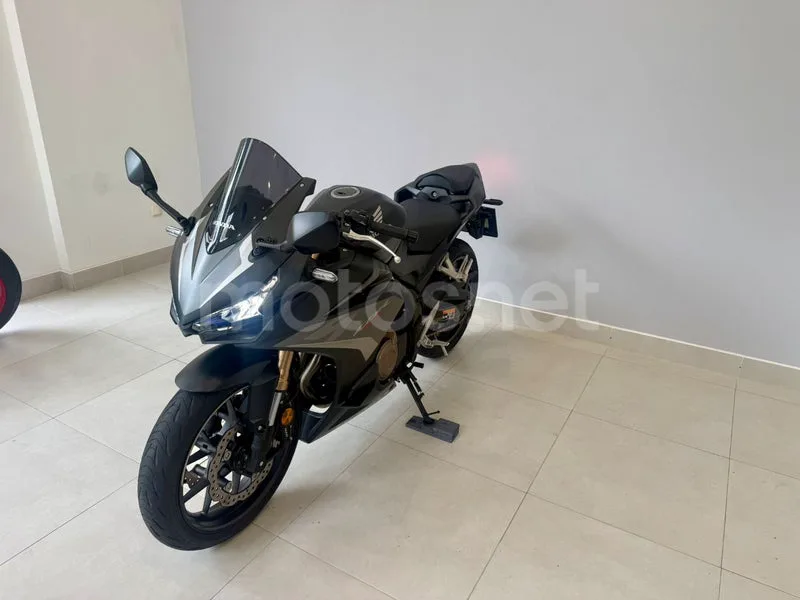Honda CBR500R - Vista 4