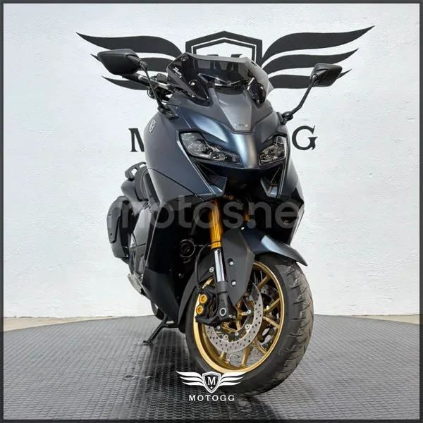 Yamaha TMAX - Vista 4