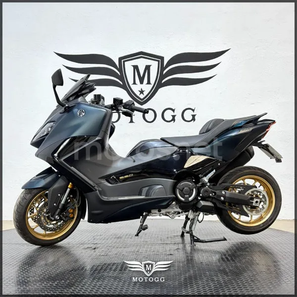 Yamaha TMAX - Vista 5