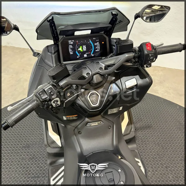 Yamaha TMAX - Vista 8